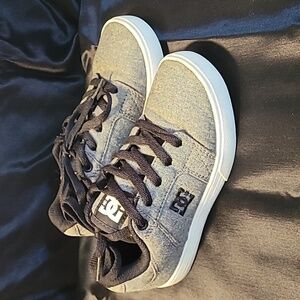 Kids Grey DC tennis shoes EUC skate shoe